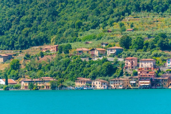 イタリアのイセオ湖のモンテ イゾラ島のカルツァーノ村 — ストック写真