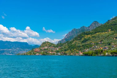 İtalya 'daki Iseo Gölü' ndeki Marone köyü.