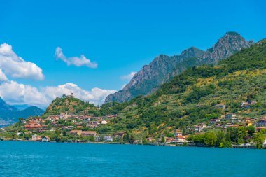 İtalya 'daki Iseo Gölü' ndeki Marone köyü.