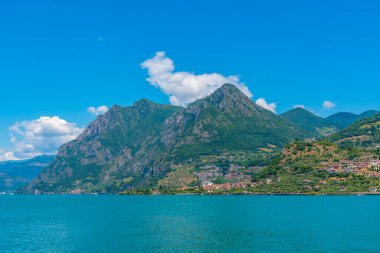 İtalya 'daki Iseo Gölü' ndeki Marone köyü.