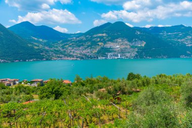 Tavernola Bergamasca İtalya 'daki Monte Isola' dan izlendi