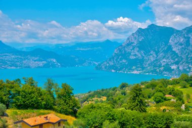 İtalya 'daki Monte Isola' dan Iseo Gölü 'nün havadan görünüşü