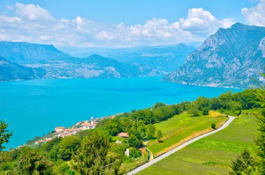 İtalya 'da Monte Isola' dan Iseo Gölü ve Siviano Köyü 'nün havadan görünüşü