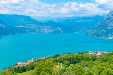 İtalya 'da Monte Isola' dan Iseo Gölü ve Siviano Köyü 'nün havadan görünüşü