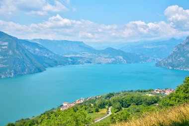 İtalya 'da Monte Isola' dan Iseo Gölü ve Siviano Köyü 'nün havadan görünüşü