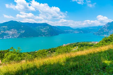İtalya 'da Monte Isola' dan Iseo Gölü ve Siviano Köyü 'nün havadan görünüşü