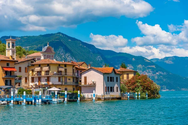 イタリアのイセオ湖のモンテ イゾラ島のカルツァーノ村 — ストック写真