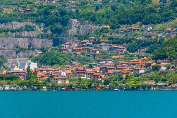 イタリアのイセオ湖沿いに広がる村 — ストック写真