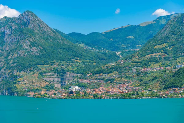 Деревня Мароне Озере Изео Италии — стоковое фото