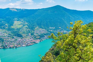 İtalya 'daki Monte Isola' dan Sulzano 'nun hava görüntüsü