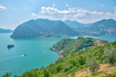 İtalya 'nın Monte Isola kentindeki Sensole köyünün hava manzarası