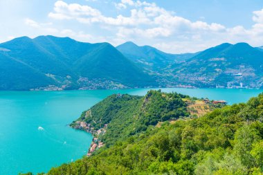 İtalya 'nın Monte Isola kentindeki Sensole köyünün hava manzarası