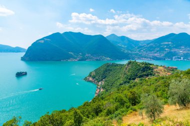 İtalya 'nın Monte Isola kentindeki Sensole köyünün hava manzarası