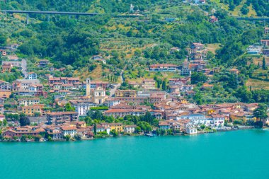 İtalya 'daki Monte Isola' dan Sulzano 'nun hava görüntüsü