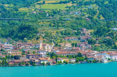 İtalya 'daki Monte Isola' dan Sulzano 'nun hava görüntüsü