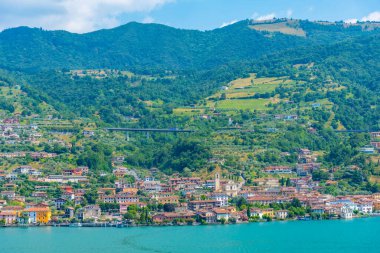 İtalya 'daki Monte Isola' dan Sulzano 'nun hava görüntüsü