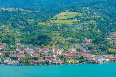 İtalya 'daki Monte Isola' dan Sulzano 'nun hava görüntüsü
