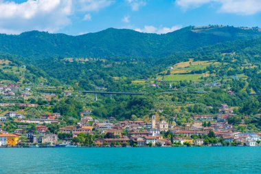 Sulzano İtalya 'da Monte Isola' dan izledi
