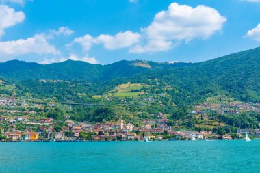 Sulzano İtalya 'da Monte Isola' dan izledi