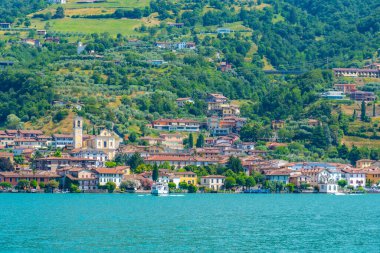Sulzano İtalya 'da Monte Isola' dan izledi