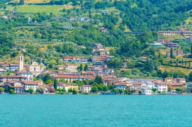 Sulzano İtalya 'da Monte Isola' dan izledi
