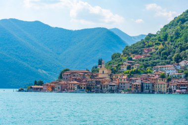 İtalya 'daki Iseo Gölü' ndeki Monte Isola adasındaki Peschiera Maraglio köyü.