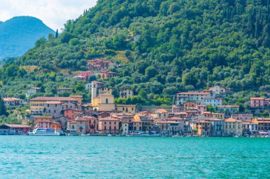 İtalya 'daki Iseo Gölü' ndeki Monte Isola adasındaki Peschiera Maraglio köyü.