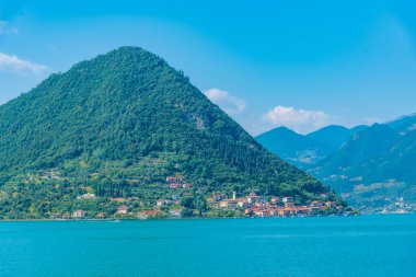 İtalya 'daki Iseo Gölü' ndeki Monte Isola adasındaki Peschiera Maraglio köyü.