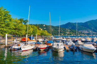 İtalya 'nın Como kasabasında bir marina manzarası
