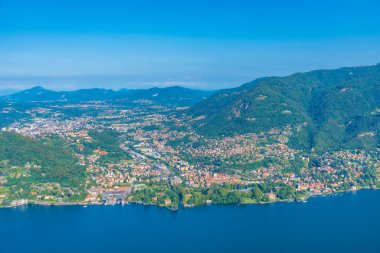 İtalya 'daki Como Gölü yakınlarındaki Cernobbio ve Tavernola kasabalarının hava manzarası.