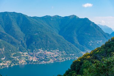 Moltrasio köyü ve İtalya 'daki Como Gölü' nün havadan görünüşü