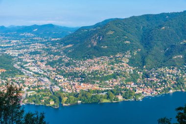 İtalya 'daki Como Gölü yakınlarındaki Cernobbio ve Tavernola kasabalarının hava manzarası.
