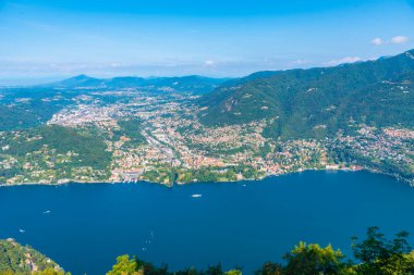 İtalya 'daki Como Gölü yakınlarındaki Cernobbio ve Tavernola kasabalarının hava manzarası.