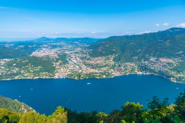 İtalya 'daki Como Gölü yakınlarındaki Cernobbio ve Tavernola kasabalarının hava manzarası.