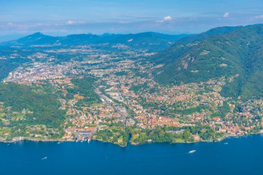 İtalya 'daki Como Gölü yakınlarındaki Cernobbio ve Tavernola kasabalarının hava manzarası.