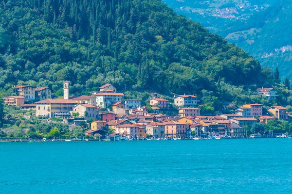 ペスキエーラ マリアリオ村モンテ イゾラ島のイセオ湖 イタリア — ストック写真