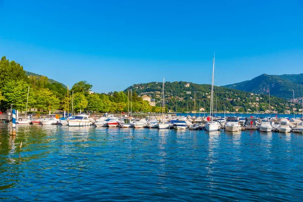 İtalya 'nın Como kasabasında bir marina manzarası
