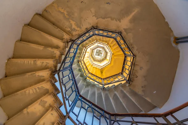 イタリアのコモ近郊のヴォルタ灯台の螺旋階段 — ストック写真