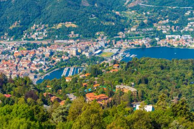 İtalya 'daki Como Gölü yakınlarındaki Brunate köyünün hava manzarası.