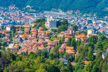 İtalya 'daki Como Gölü yakınlarındaki Brunate köyünün hava manzarası.