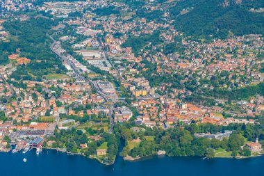 İtalya 'daki Como Gölü yakınlarındaki Cernobbio ve Tavernola kasabalarının hava manzarası.