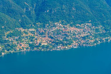 Moltrasio köyü ve İtalya 'daki Como Gölü' nün havadan görünüşü