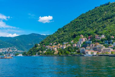 Lakeside, İtalya 'daki Como Gölü' nün yanında geziniyor.