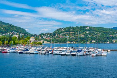 İtalya 'nın Como kasabasında bir marina manzarası