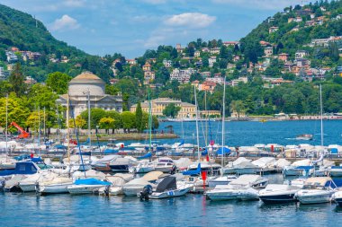 İtalya 'nın Como kasabasında bir marina manzarası