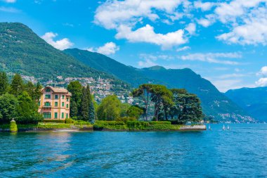 İtalya 'nın Como Gölü' ndeki Tavernola kasabasındaki Lakeside villası.