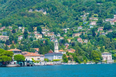İtalya 'da Como Gölü yakınlarındaki Cernobbio kasabasının Lakeside manzarası
