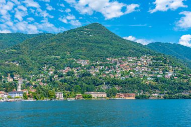 İtalya 'da Como Gölü yakınlarındaki Cernobbio kasabasının Lakeside manzarası