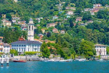 İtalya 'da Como Gölü yakınlarındaki Cernobbio kasabasının Lakeside manzarası