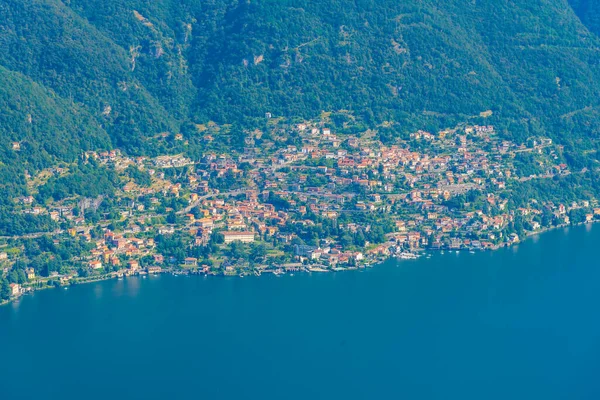Moltrasio köyü ve İtalya 'daki Como Gölü' nün havadan görünüşü